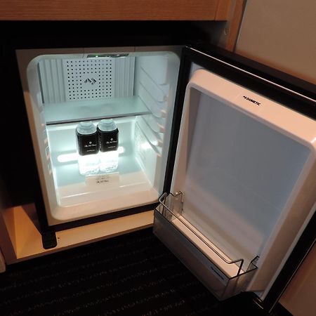 Hotel New Otani Ōsaka Eksteriør bilde A mini-refrigerator in a hotel room