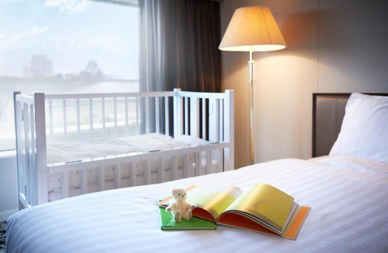 Hotel New Otani Ōsaka Eksteriør bilde A floor lamp