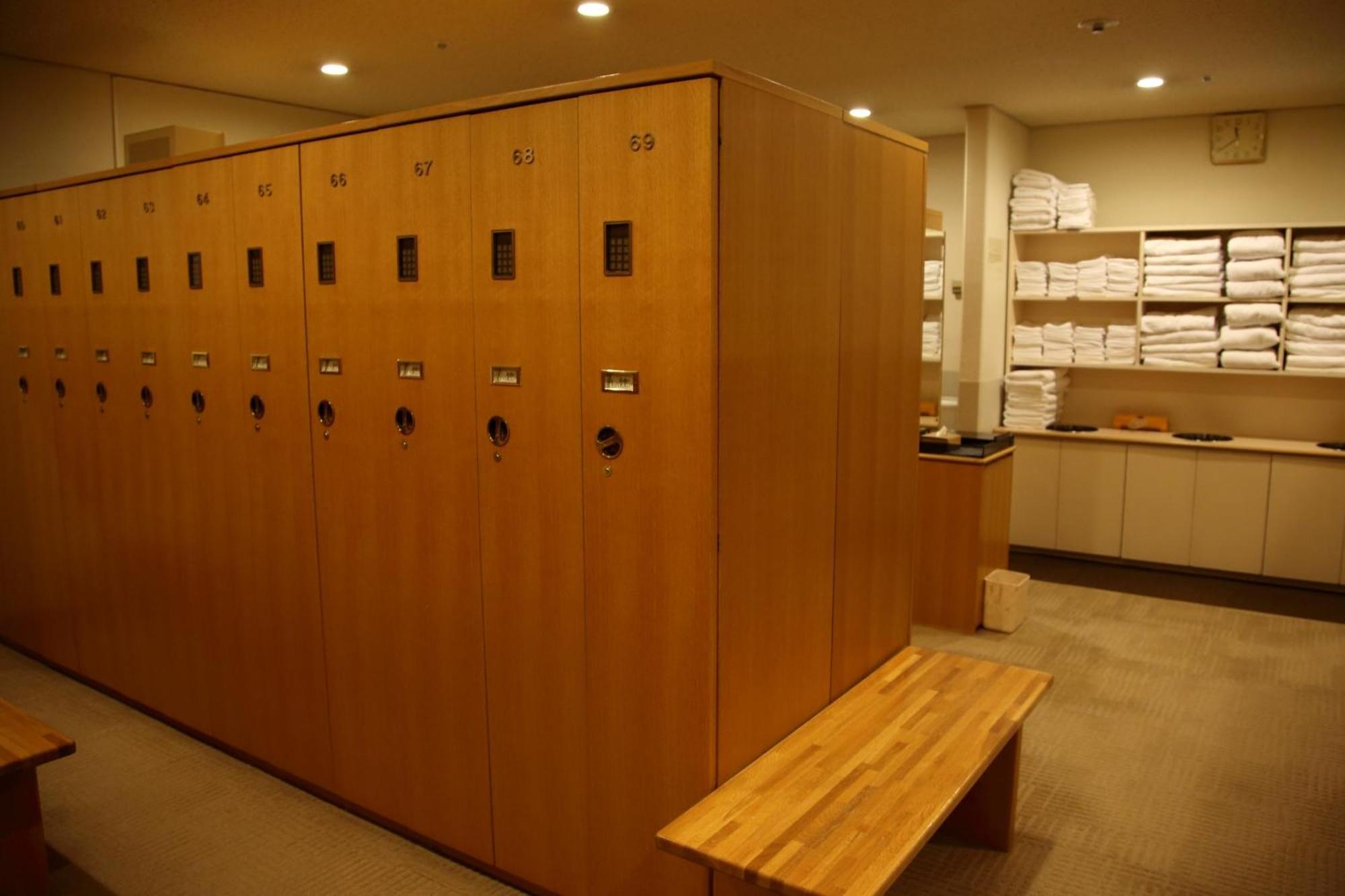 Hotel New Otani Ōsaka Eksteriør bilde A locker room at a spa