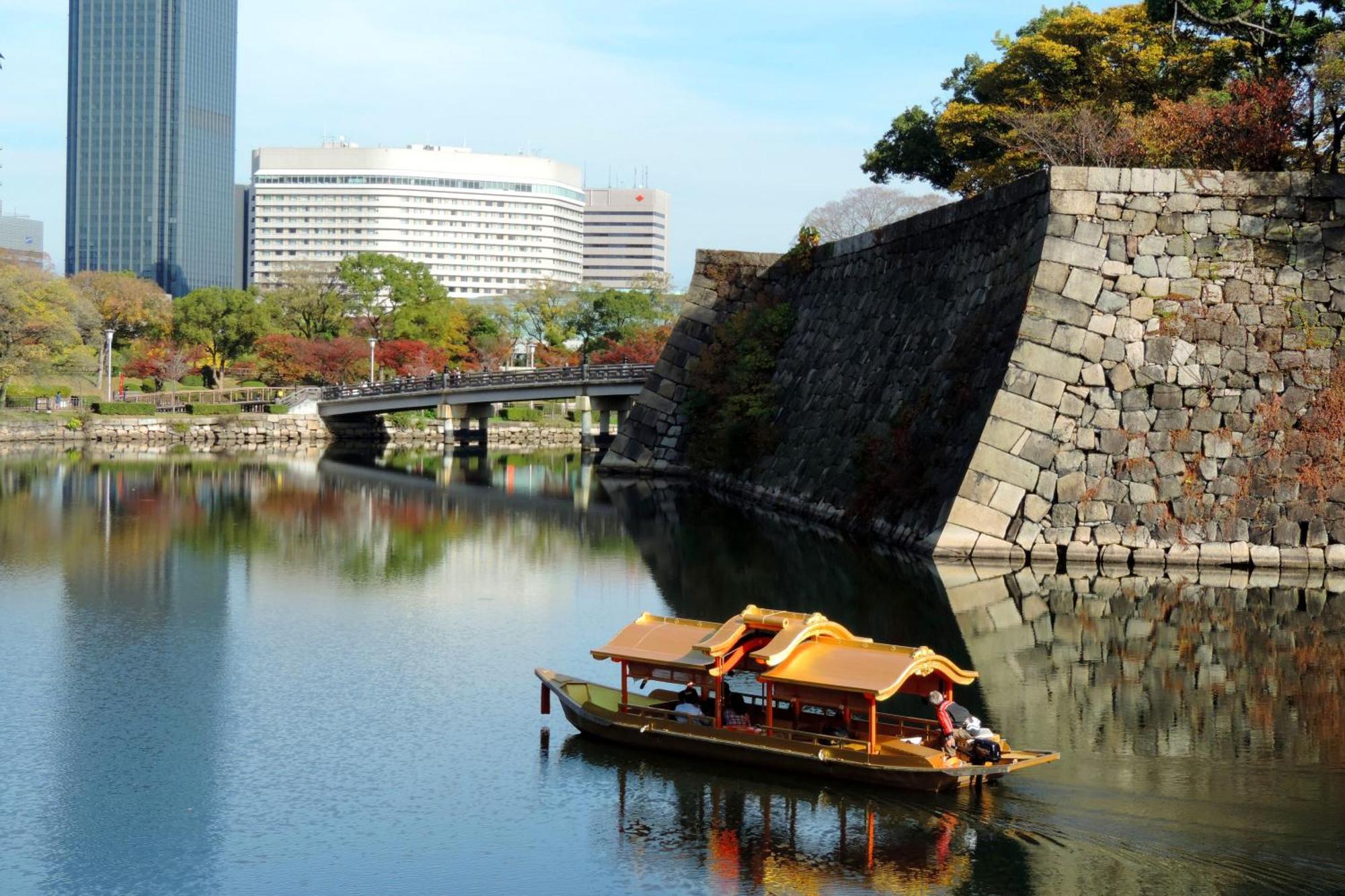 Hotel New Otani Ōsaka Eksteriør bilde A traditional pleasure boat on the moat of Osaka Castle