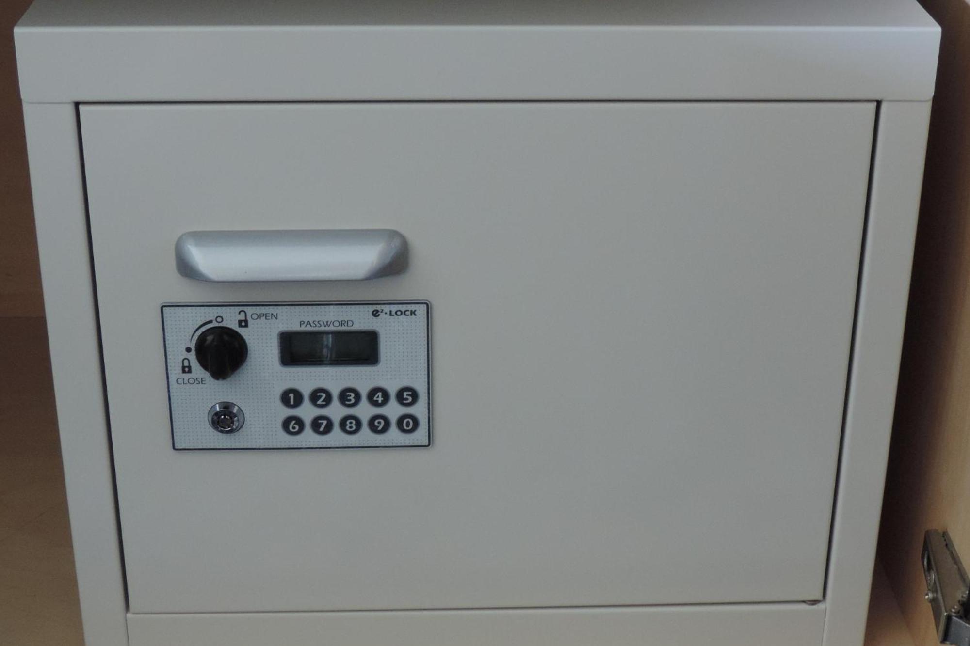 Hotel New Otani Ōsaka Eksteriør bilde A safe
