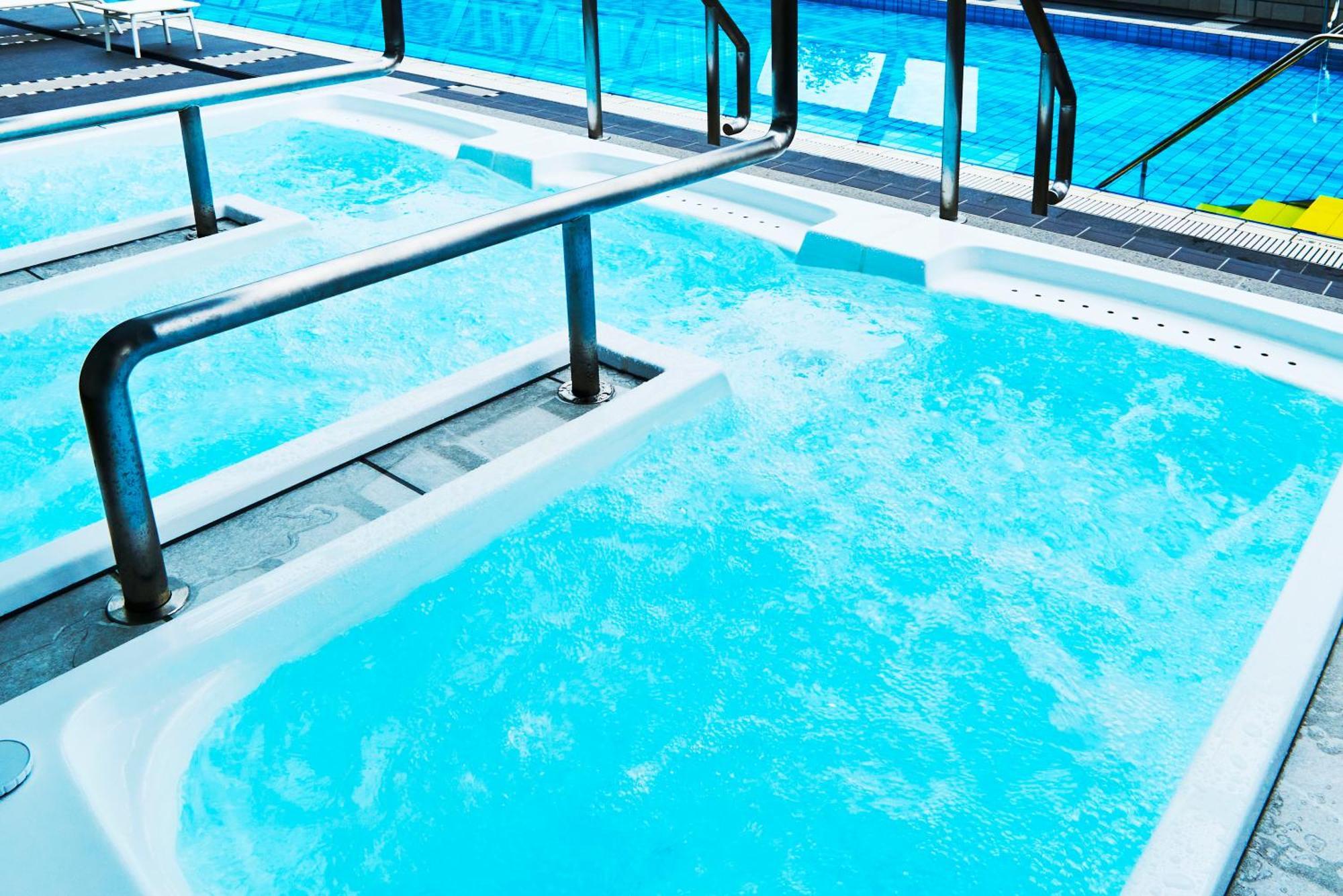Hotel New Otani Ōsaka Eksteriør bilde A swimming pool