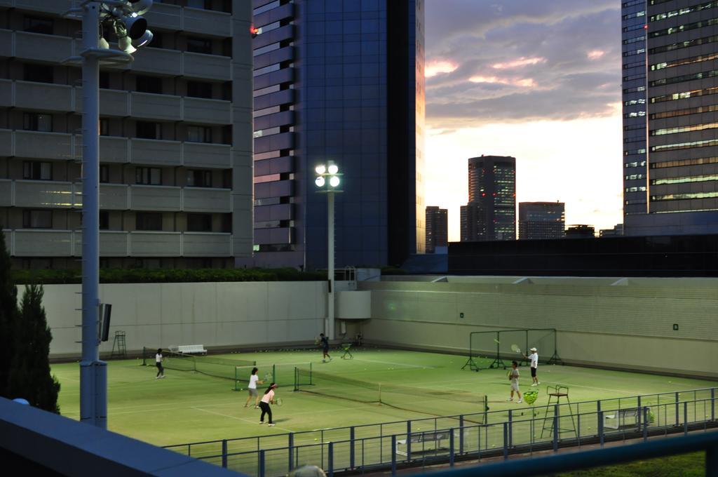 Hotel New Otani Ōsaka Eksteriør bilde Tennis courts at night